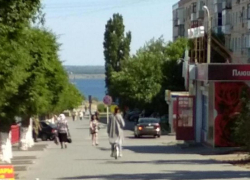 В Камышине по улице Ленина катается девушка "на колесе"