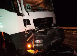 На федеральной трассе МАН всей махиной наехал на КАМАЗ