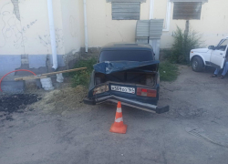 В Камышине полиция ищет "удальца", разворотившего колонну торгового центра и сбежавшего