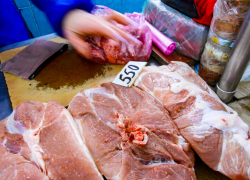 Почему из-за далекой войны в Персидском заливе для нас подорожают мясо, сахар и шампунь?