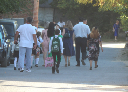 Почему в Камышине и Камышинском районе разрешается работать учителям и врачам 65 лет, когда они должны сидеть дома из-за коронавируса? - камышанка