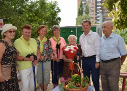 Станислав Зинченко прибыл с букетом поздравить со 100-летним юбилеем камышанку-долгожительницу Александру Емелину