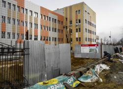 Проезды и дорожки у новой поликлиники в Камышине будут делать после сдачи объекта, или его к Новому году сдавать не собираются?