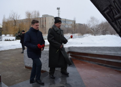 Глава Камышина Станислав Зинченко и его первый заместитель Дмитрий Резвов принесли красные гвоздики к памятникам погибшим