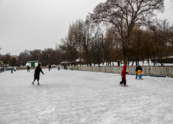 В Камышине в парке Комсомольцев-добровольцев, несмотря на ненастную погоду, взрослые и дети решили провести время на катке (ВИДЕО)
