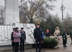 Спикер Камышинской городской думы Владимир Пономарев и вице-спикер Иван Иванов разом выступили у памятника комсомольцам-добровольцам