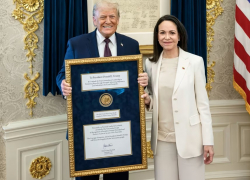 Довольный Дональд Трамп забрал Нобелевскую премию мира у Марии Мачадо, - "Блокнот - Россия"