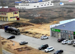 "Не дай бог рванет!": камышан насторожила цистерна под окнами многоэтажек в "спальном" районе города