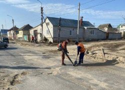 В Камышине городская администрация показала, как она латает улицу Кубанскую