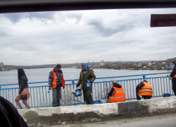 В Камышине рабочие бригады "Благоустройства" выдвинулись на покраску ограждения Бородинского моста