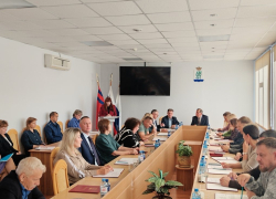 В Камышине глава Станислав Зинченко появился на "секретном" заседании городской думы