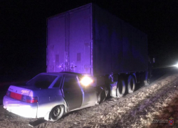 На московской трассе водитель отечественной легковушки влетел под КАМАЗ