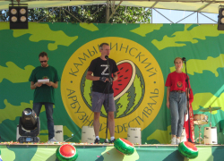 Депутат камышан в Госдуме Алексей Волоцков решил подарить телевизор в качестве личного приза победителям парада малышей на Арбузном фестивале