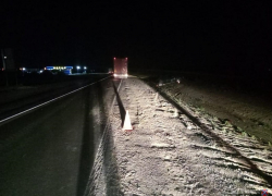 Под Камышином ночью фура с дагестанскими номерами снесла легковушку, стоявшую на обочине