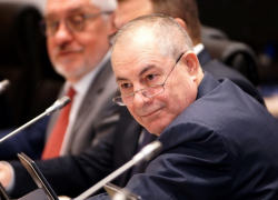 Партия власти решила пропесочить волгоградского депутата-магната, заявившего, что пенсии в 8 тысяч рублей имеют только тунеядцы и алкаши