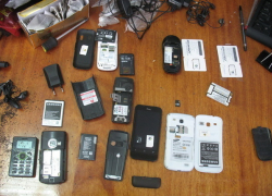 17 телефонов, 11 сим-карт и 4 зарядки пытались перебросить в колонию Камышина