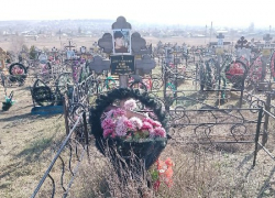 В преддверии Пасхи в Камышине стали предлагать коммерческую услугу по уборке могил