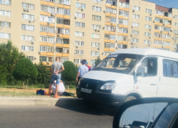 В Камышине медикам "скорой" пришлось оказывать помощь пассажиру маршрутки прямо на траве