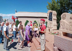 К памятнику Герою России Александру Колгатину камышане принесли цветы в день рождения вечно молодого старшего лейтенанта