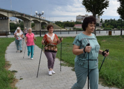 В Камышине бабушки с палками вступают в "дерзкую конкуренцию" со службами благоустройства?