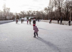 Несмотря на дневные оттепели, юные камышане по утреннему морозцу приходят на каток в городской парк