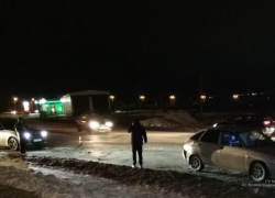В Камышине у "кольца" третьего городка молодой водитель на BMW отправил в больницу женщину и девочку
