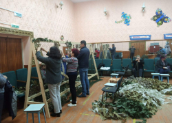 В Камышинском районе жители плетут маскировочные сети в танцевальном зале сельского ДК и верят в близкий  вальс победы