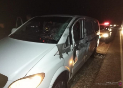 На московской трассе "Мерседес" влетел в большегруз