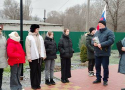 В селе Умет Камышинского района к скромному мемориалу земляки героев принесли цветы