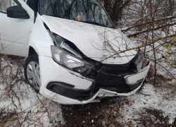На автодороге между Даниловкой и Камышином 21-летняя девушка на "Ладе Гранте" не удержала автомобиль и попала к хирургам