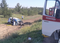 Две легковушки всмятку в кювете: в Камышинском районе произошло жесткое ДТП сегодня, 5 июля