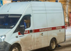 На трассе между Камышином и Волгоградом отечественная легковушка влетела в опору: двое в больнице