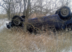 Молодой водитель на сырой дороге "загнал" свою "Ладу Гранту" в кювет