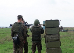 В Волгоградской области мобилизованные из запаса мотострелки поражают учебные цели из автоматов и гранатометов