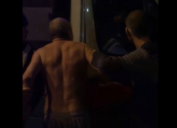 Камышане обалдели, когда проездом через Волжский столкнулись с полуголоым экстремалом на дороге