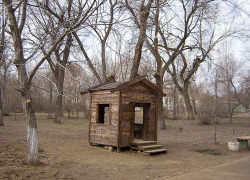 Весеннее настроение посетителям центрального городского парка Камышина портит обшарпанная "кибитка" обанкротившегося КПК "Честь"