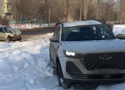 В Камышине в 5-м микрорайоне один автомобиль умудрился наехать на другой во дворе, пострадал водитель отечественной легковушки