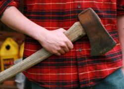 Молодой любовник топором пытался отправить на тот свет свою избранницу, а она выжила всем смертям назло