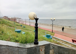 В Камышине "свесили головы" снесенные нарушителями плафоны фонарей на центральной набережной