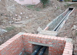 В Камышине на улице Титова коммунальщики меняют одну из самых ненадежных теплотрасс