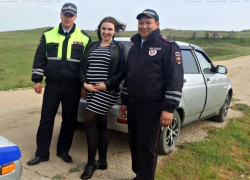 У «десятки» с беременной путешественницей разорвало колесо по дороге в Крым, - "Блокнот Волгограда"