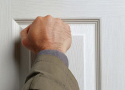 Ряженые полицейские «оштрафовали» бабушку-самогонщицу на две тысячи рублей