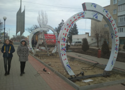 В Камышине на улице Терешковой, где только что демонтировали старые конструкции "сердец любви", уже устанавливают новые