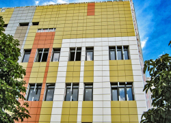 В Камышине новую поликлинику на улице Советской оперативно одевают в облицовочную плитку