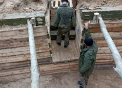 Военнослужащие 33-го мотострелкового полка из Камышина показали, как после переброски из Херсона построили себе "домик" с печкой (ВИДЕО)