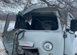 В Волгоградской области "УАЗ" улетел в кювет и изранил пассажиров и водителя из-за кота на дороге