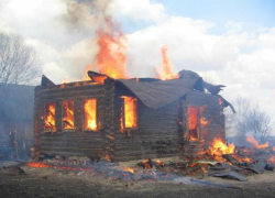 В Камышине сгорел гараж с машиной и сарай