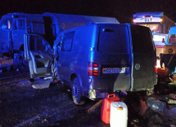 На московской трассе пенсионер на иномарке не смог объехать грузовик и врезался в другую иномарку