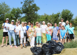 В Камышине "бабушки в дозоре" с мусорными мешками "проинспектировали" парк, в котором они гуляли девушками