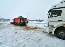 Дорожникам-федералам пришлось вызволять фуры из плена непогоды в Волгоградской области